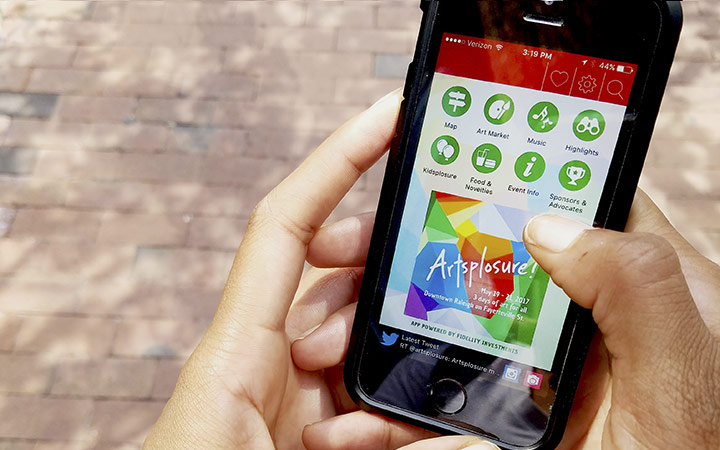 Person holding smart phone using the Artsplosure App